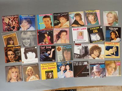 beaucoup de pochettes d'albums différentes sur le mur