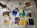 de nombreuses affiches posées par terre dans une salle de bains