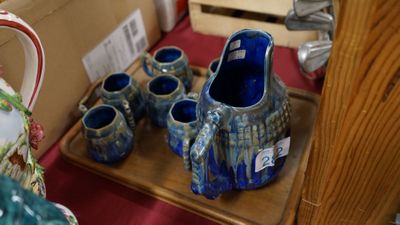 Un service en une verseuse et six gobelets à anses, en grès …