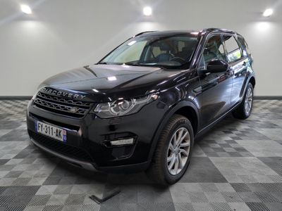 une photo d'une Land Rover noire garée dans un garage