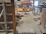 une photo d'un entrepôt contenant de nombreux équipements
