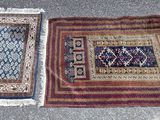 deux tapis posés au sol, dont un tapis posé au sol