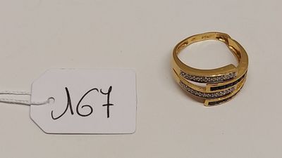 une bague en or et une étiquette sur un fond blanc