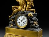 une horloge en or surmontée d'une statue