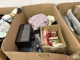une boîte remplie de vêtements et d'autres objets