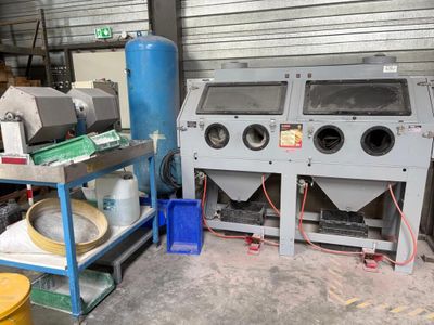 deux machines installées dans une pièce