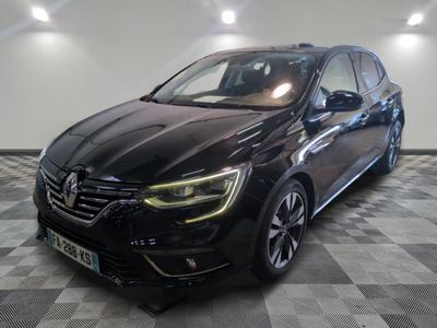 la voiture noire est garée sur un sol en damier dans le garage