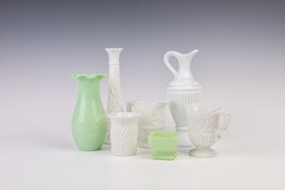 beaucoup de vases posés sur la table