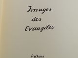 un livre ouvert avec une image en noir et blanc