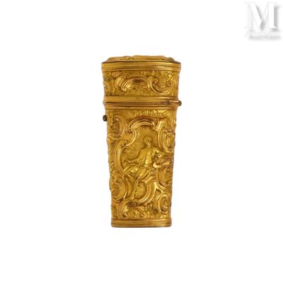 un vase en or posé sur une surface blanche