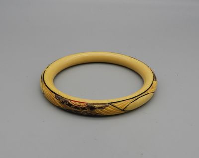 Bracelet bakélite imitant l'ivoire avoir gravures géométriqu…