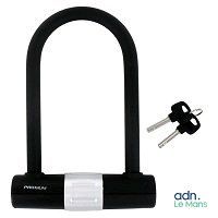 un gros plan sur un cadenas noir avec deux clés