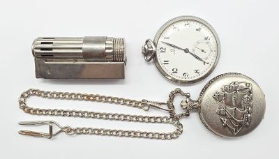 une montre de poche en argent et une chaîne à laquelle est attachée une breloque