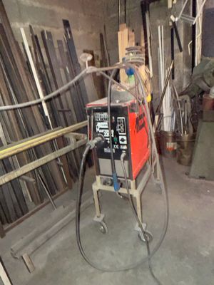 une machine posée sur un chariot dans une pièce