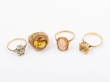 un lot de cinq bagues en or serties de citrines