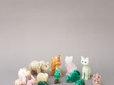 beaucoup de petits animaux en peluche posés sur la table