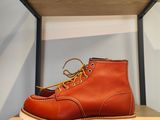 des bottes Red Wing sur une étagère dans un magasin de chaussures