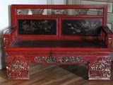 un banc rouge posé sur un parquet