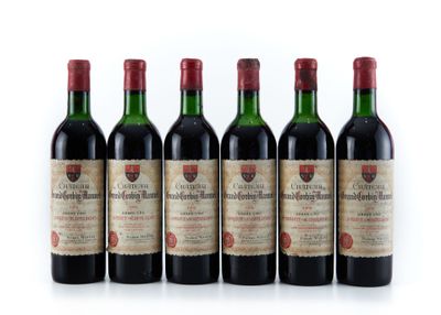 six bouteilles de vin sont alignées sur une surface blanche