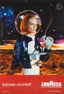 une publicité pour le café Lavatta mettant en scène une femme en combinaison spatiale