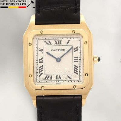 une image d'une montre-bracelet en or avec des chiffres romains sur le cadran