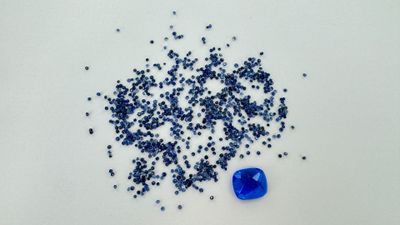 Ensemble de petites pierres sur papier - On y joint une pier…