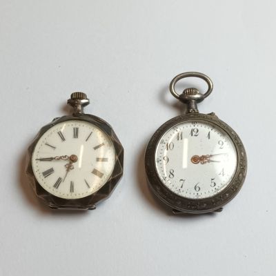 deux horloges posées côte à côte sur une surface blanche
