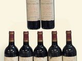 six bouteilles de vin rouge sont alignées sur une surface blanche