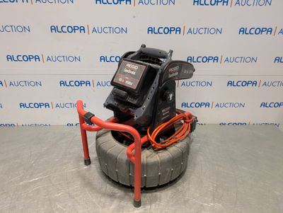 une machine posée sur un pneu dans une pièce