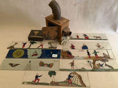 une petite boîte en bois sur laquelle est représentée une scène de groupe
