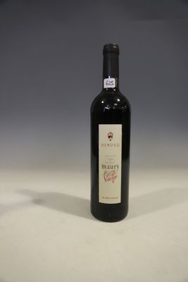 une bouteille de vin posée sur une table