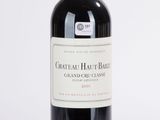 une bouteille de vin posée sur une table