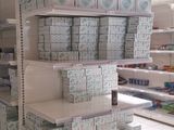 de nombreuses piles de cartons sur les rayons du magasin