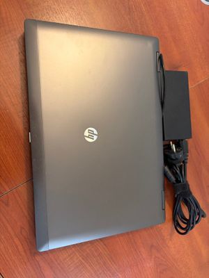 Un ordinateur portable HP avec chargeur.
