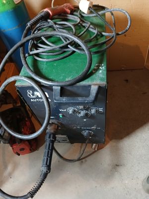 une machine posée sur le sol à côté d'un mur