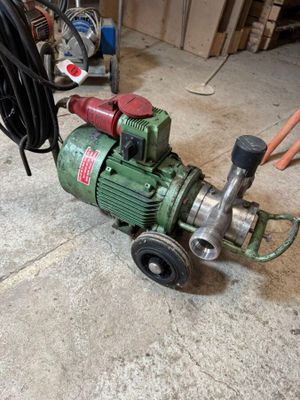 une petite pompe posée par terre