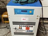 une machine posée sur une palette à côté d'un sèche-linge