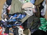 un carton rempli de vêtements et de chaussures