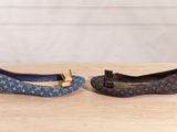 deux paires de chaussures ornées de nœuds, posées sur une table
