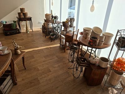 une pièce où se trouvent de nombreux objets divers sur la table