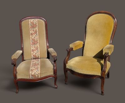 paire de chaises anciennes avec assise rembourrée, rembourrée, rembourrée, rembourrée, rembourrée