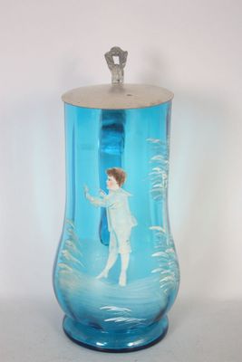un vase bleu sur lequel est représenté un garçon
