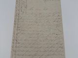 une feuille de papier sur laquelle figurent des notes manuscrites, posée sur une table