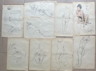 plusieurs croquis représentant une femme assise sur les toilettes dans une salle de bains