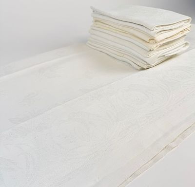 une pile de serviettes pliées posée sur une table blanche