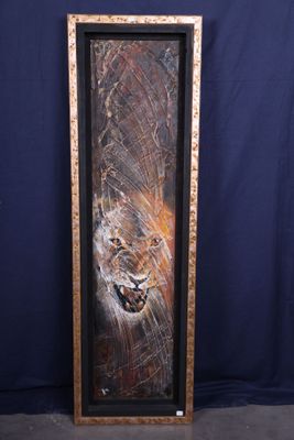 une peinture représentant un lion, dans un cadre en bois, sur fond bleu