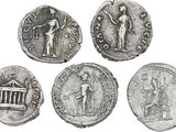 quatre pièces de monnaie romaines antiques, dont l'une représente une statue et une autre tient une épée