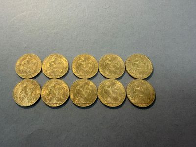 gros plan d'un paquet de pièces d'or sur une table