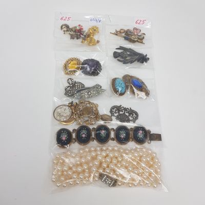un sac contenant des bijoux variés posé sur une table