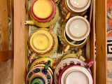 une boîte en bois remplie de différentes sortes de théières